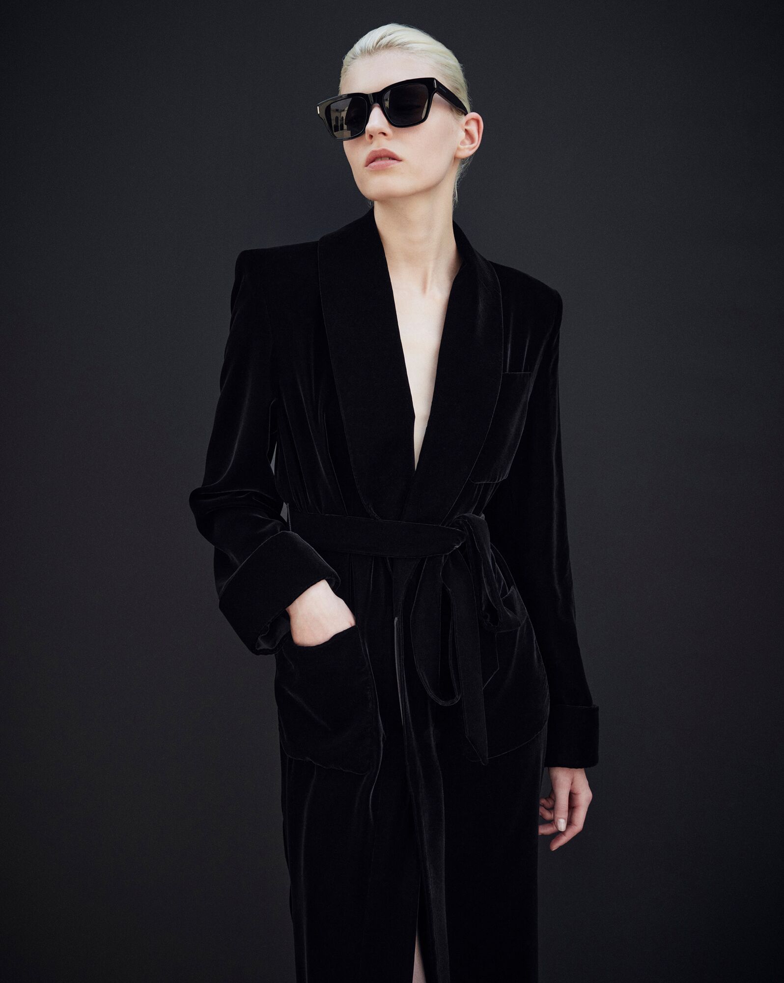 YSL Long Belted Coat In Cupro Velvet Schwarz | 63192-MKCD