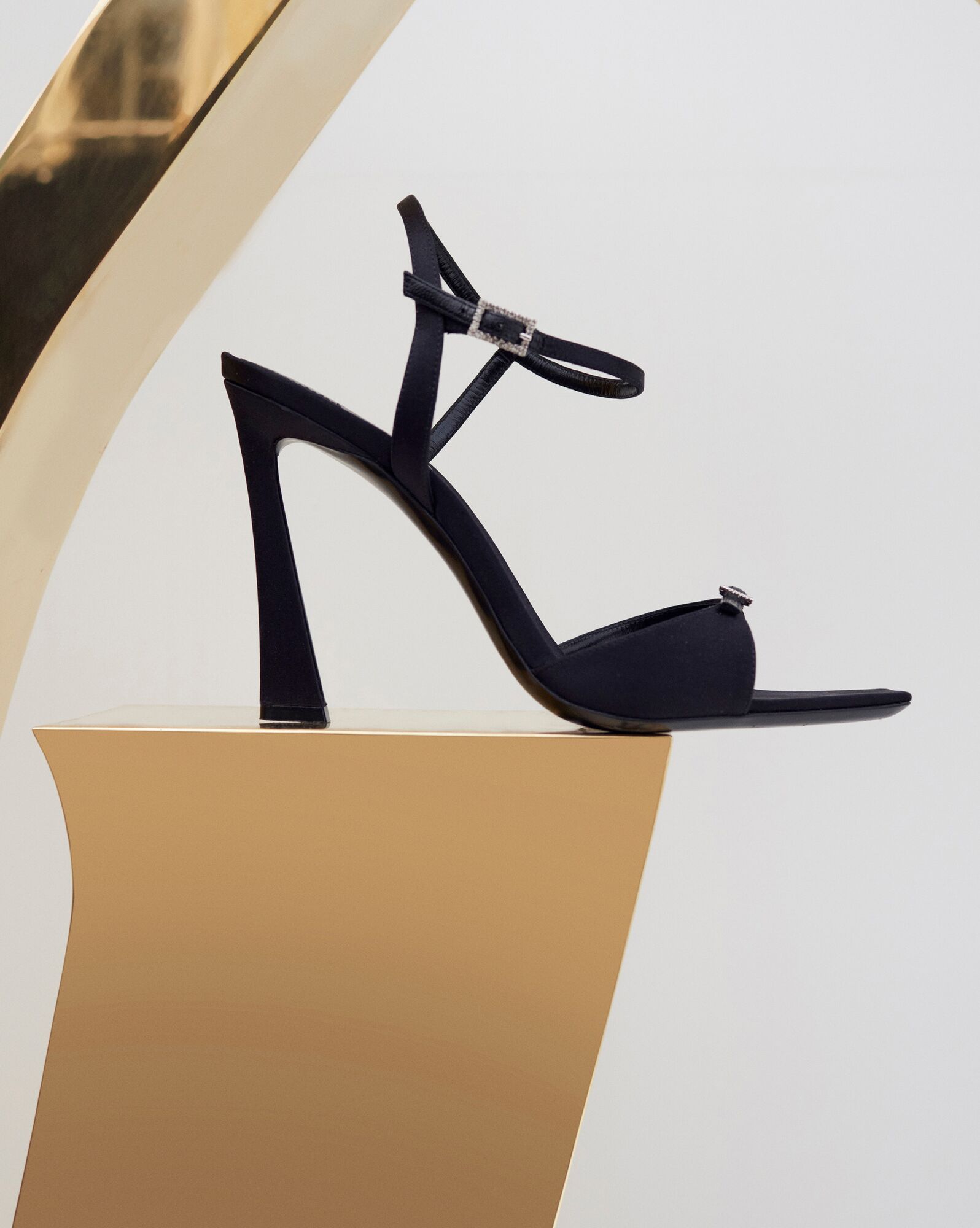 YSL Venue Sandals In Crepe Satin Schwarz | 95074-HTYL